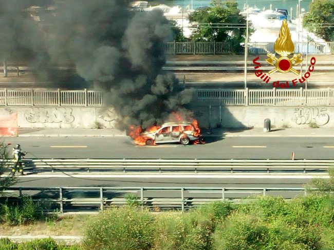 Auto prende fuoco a Porto Marghera