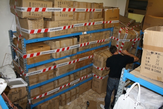 Maxi sequestro di marchi contraffatti venduti a Venezia