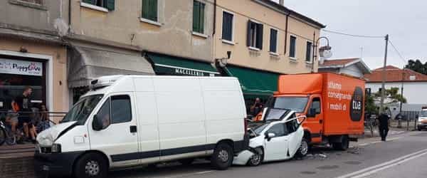 Incidente ad Oriago di Mira: furgone contro cinque veicoli