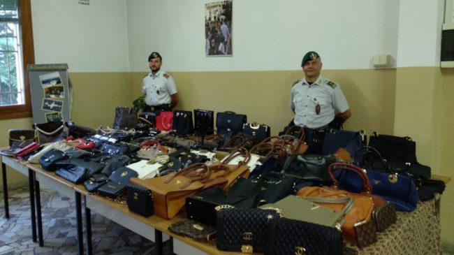 Migliaia di articoli contraffatti sequestrati a Venezia e sul litorale