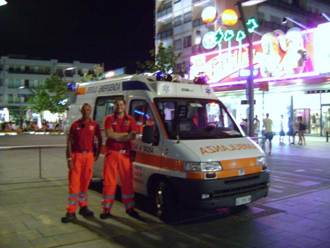 Vacanze sicure: sino a fine agosto ogni venerdì e sabato un'ambulanza sarà in Piazza Mazzini