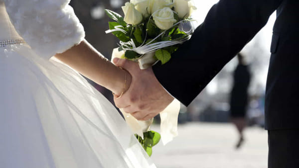 Don Cristiano Bobbo: una tassa per le spose scollate