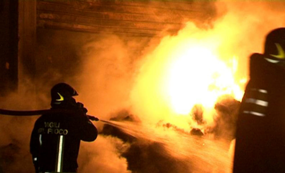 Appiccava incendi: sorpresa dai Carabinieri chiede aiuto e li abbraccia
