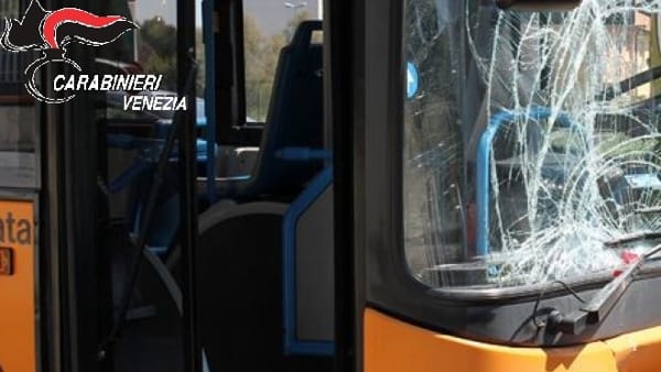 Scorzè: vandali distruggono autobus Actv, denunciati