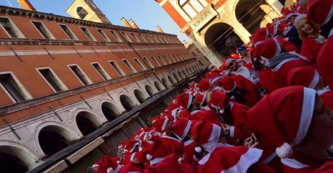 V edizione della Corsa dei Babbi Natale a Venezia