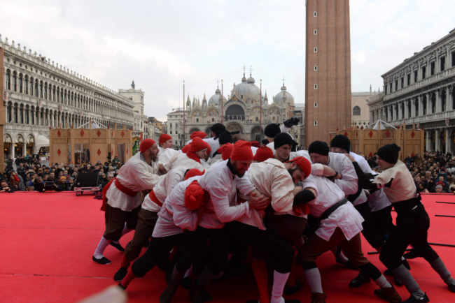 Carnevale di Venezia: Signori della Notte accendono Piazza San Marco