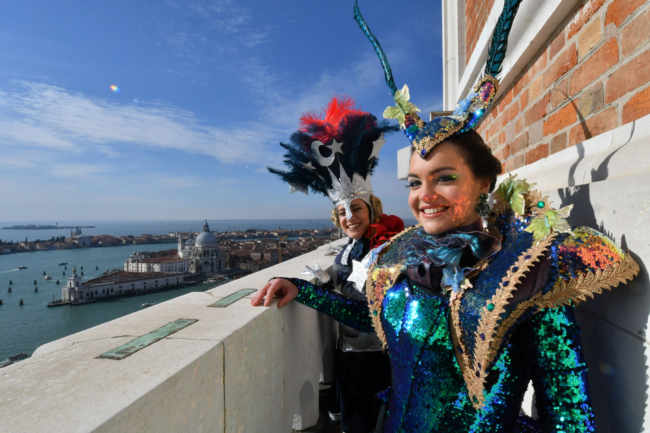 Erika Chia e Micol Rossi volano su Piazza San Marco
