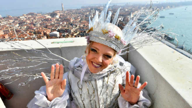 Arianna Fontana lancia dal campanile la candidatura Milano - Cortina 2026