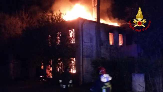 Capannone e casa in fiamme: incendi a Dolo e Noventa