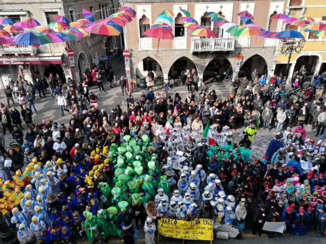 Carnevale a Chioggia gran sfilata delle scuole