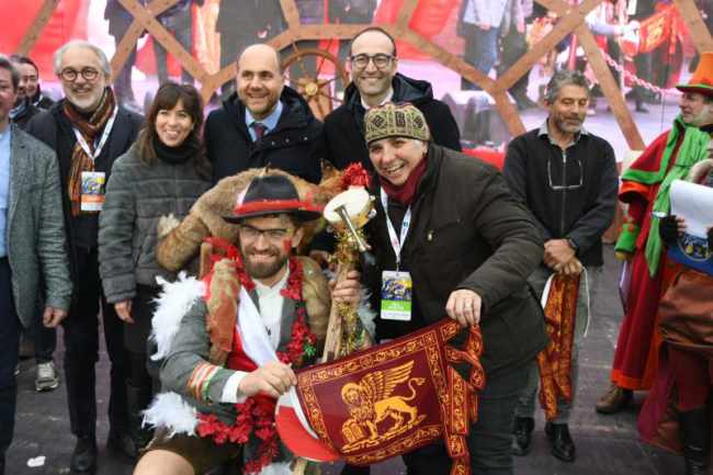 Carnevale di Venezia i colori e i suoni del folklore carnevalesco italiano