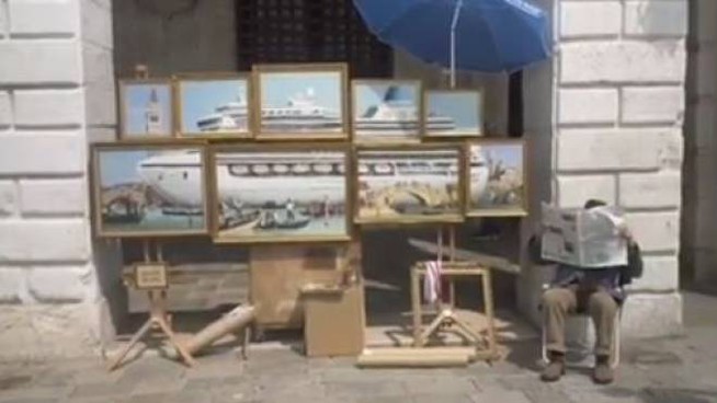 Banksy "espone" a Venezia: i vigili lo cacciano