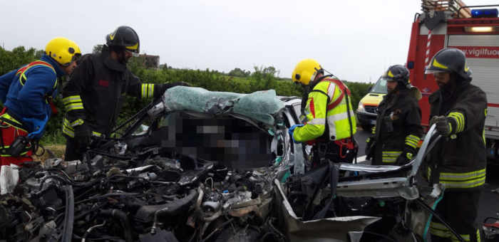 Tamponamento in A4 tra auto e mezzo pesante: un morto