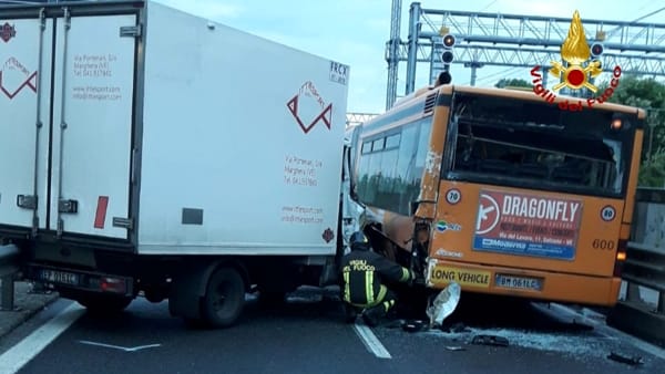 Incidente in via Righi: scontro tra furgone e autobus
