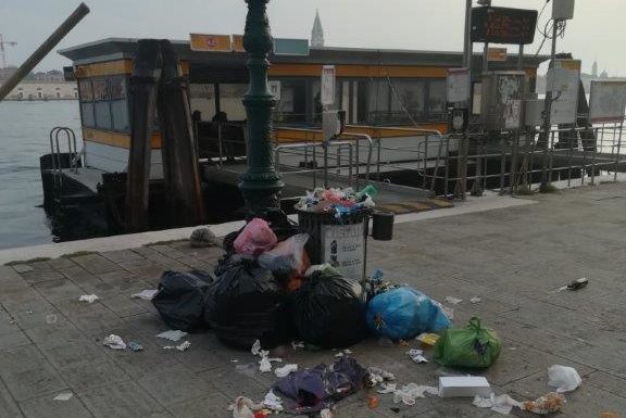 Venezia: i cestini non sono cassonetti per i rifiuti urbani