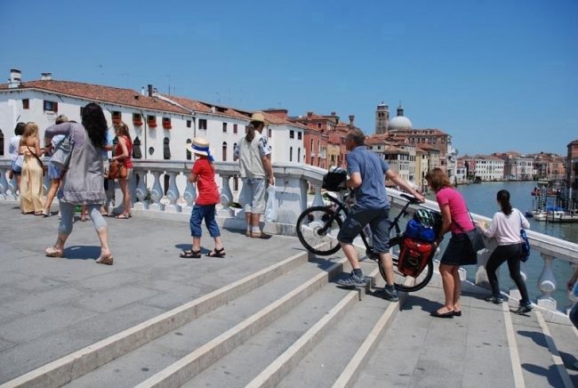 Posteggiano la bici vicino Lista di Spagna: multati tre ciclisti