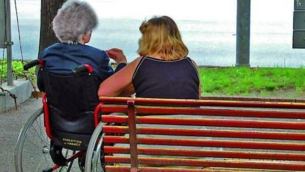 Narcotizza un'anziana per rubarle il bancomat: badante arrestata