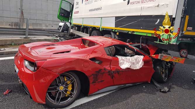 Ferrari finisce sotto il Tir: chiuso il Passante di Mestre