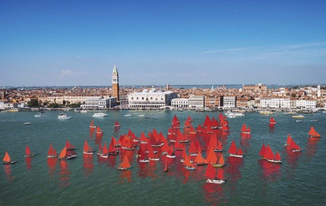 Red Regatta: 52 barche a vela durante la Regata Storica - Televenezia