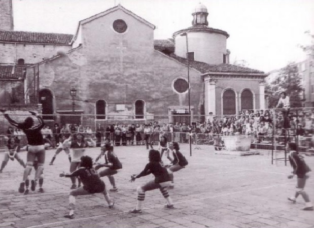 Ritorna il torneo di pallavolo in Campo San Giacomo dell'Orio