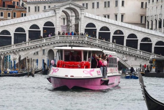 Torna a Venezia il Vaporetto rosa per la diagnosi precoce del tumore