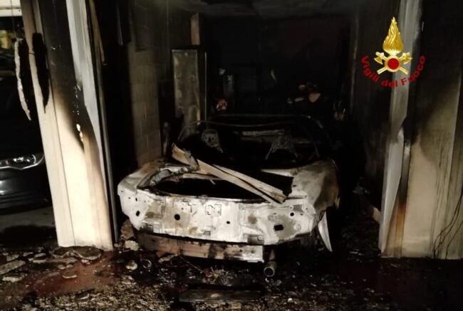 Incendio di un'auto in un garage: evacuato il condominio