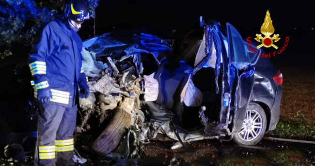 Portogruaro, auto contro un platano: muore il conducente