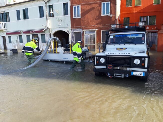 Marea eccezionale a Venezia: gli interventi della Protezione civile