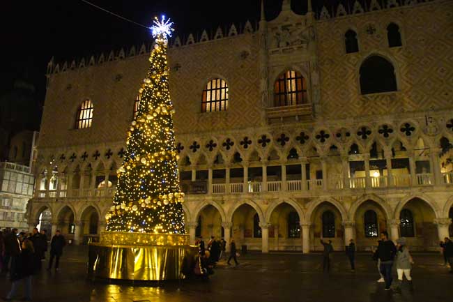 Natale 2019 a Venezia accesi l'albero e le luminarie
