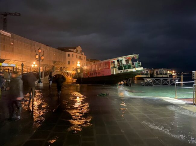 Acqua alta a Venezia, protezione civile: «Numerose offerte d'aiuto»