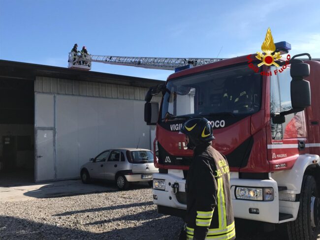 Incendio a San Donà di Piave: a fuoco tetto di un capannone