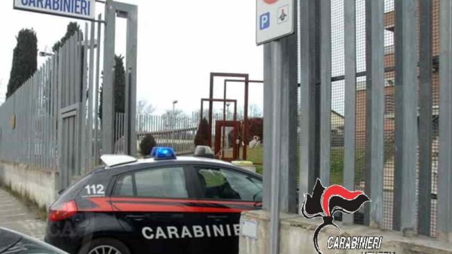 Mira, si barrica in casa per tagliarsi le vene: salvato dai carabinieri