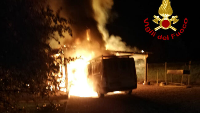 Noale, furgone con bombole in fiamme nella notte