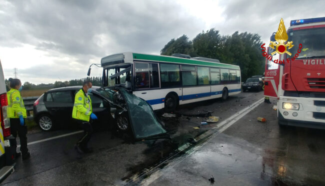 Scontro frontale tra auto e bus a Marano: muore una donna - Televenezia