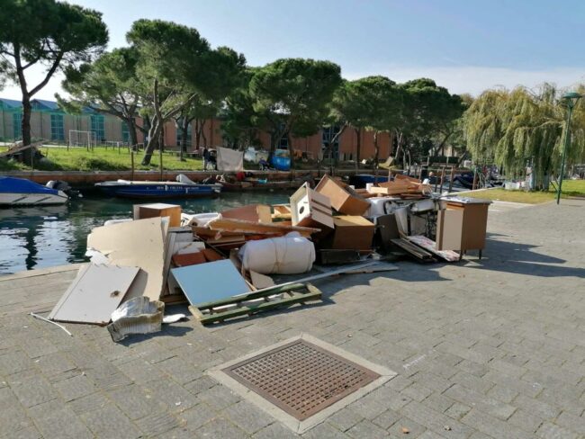 Sacca Fiscola, oltre 25 metri cubi di rifiuti abbandonati: caccia ai vandali - Televenezia