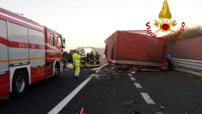 Incidente mortale in A4 tra un camion e due furgoni