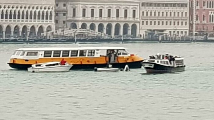 Barchino si rovescia in Bacino San Marco: salvati due uomini