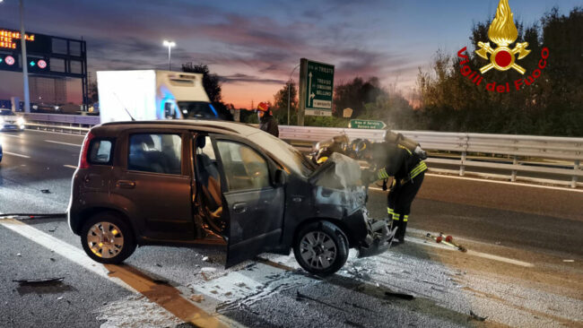 Tamponamento in Tangenziale di Mestre: auto prende fuoco - Televenezia