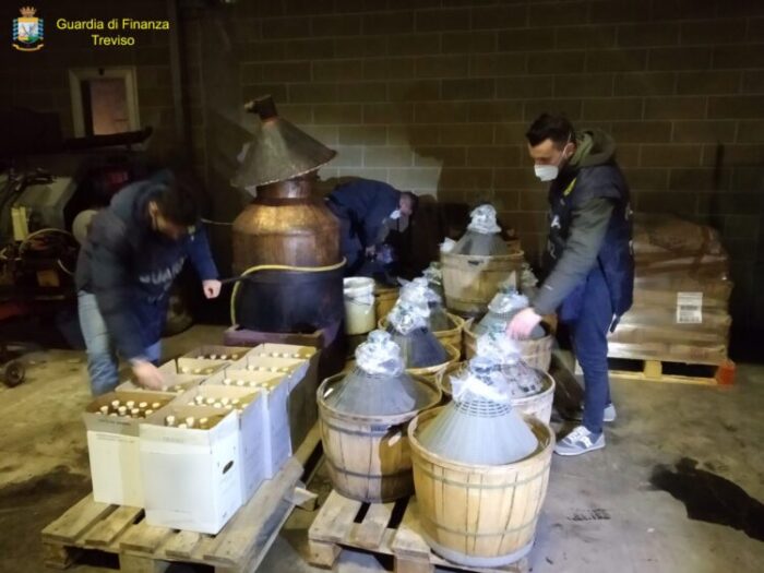 Distilleria abusiva scoperta a Treviso: sequestrati mille litri di grappa