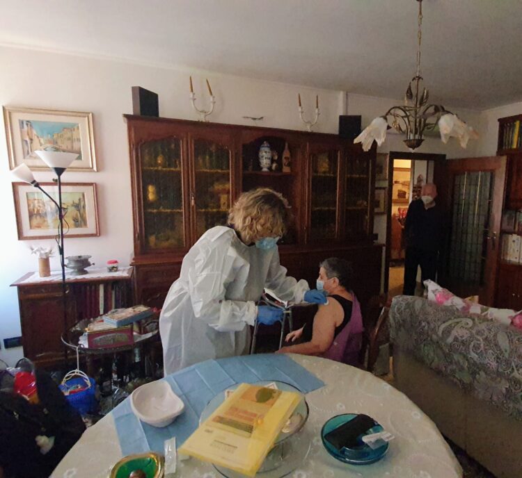Vaccini a domicilio: a Venezia li portano gli USCA e le infermiere ADI - Televenezia