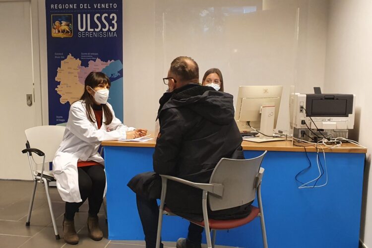 Vaccinazioni: Ulss3 ha aperto anche ai 70enni - Televenezia