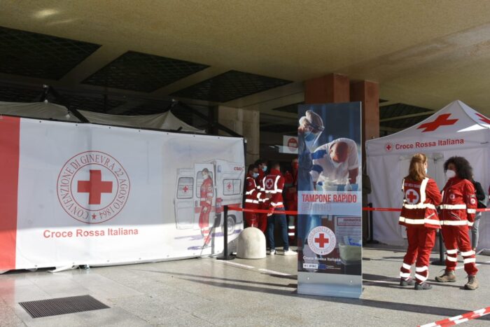 Tamponi rapidi gratuiti in stazione a Venezia grazie alla Croce Rossa