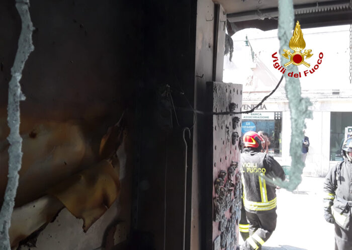 Incendio in un negozio di maschere a Venezia