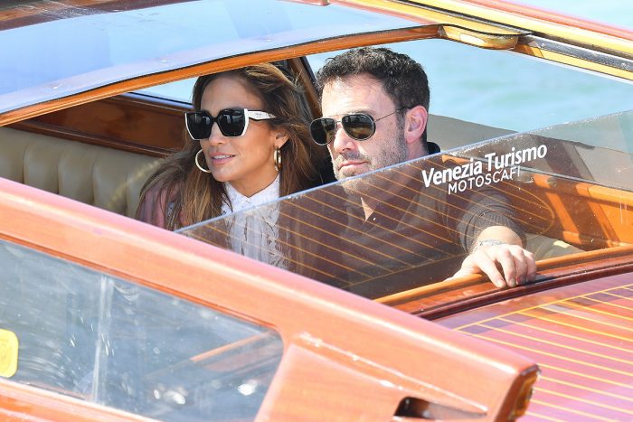 Jennifer Lopez e Ben Affleck sbarcano a Venezia: un red carpet d'amore