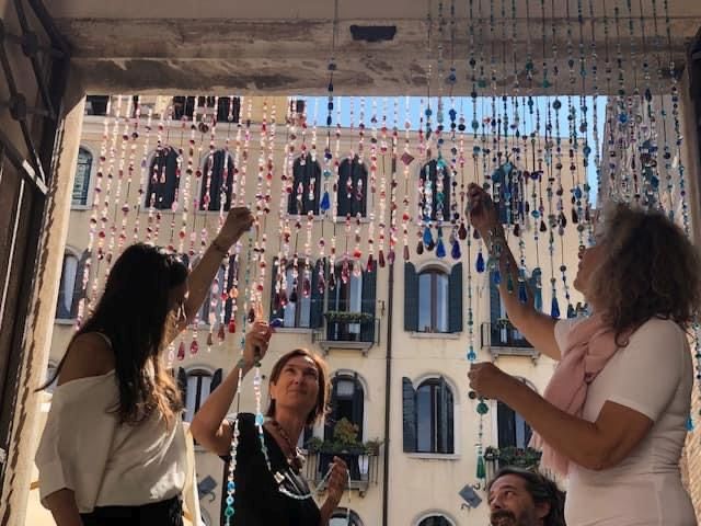 "Through": Un portale di perle di vetro celebra i 1600 anni di Venezia