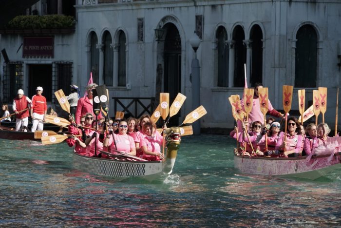 Donne in Rosa: oltre 50 le partecipanti al corteo dragon boat - TeleVenezia