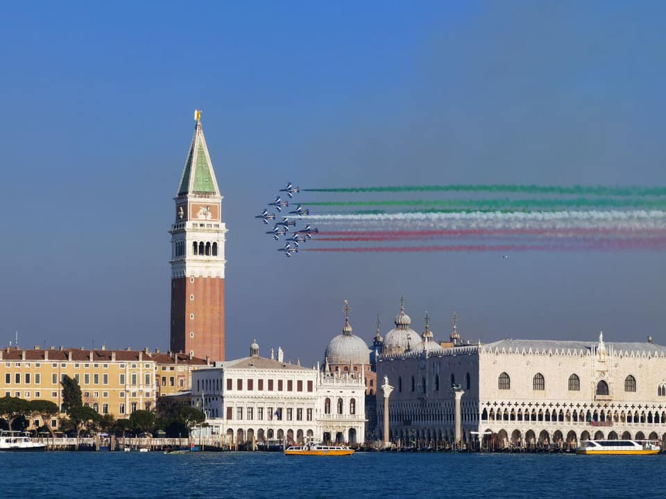 Frecce Tricolori a Venezia annunciano le Olimpiadi Invernali 2026
