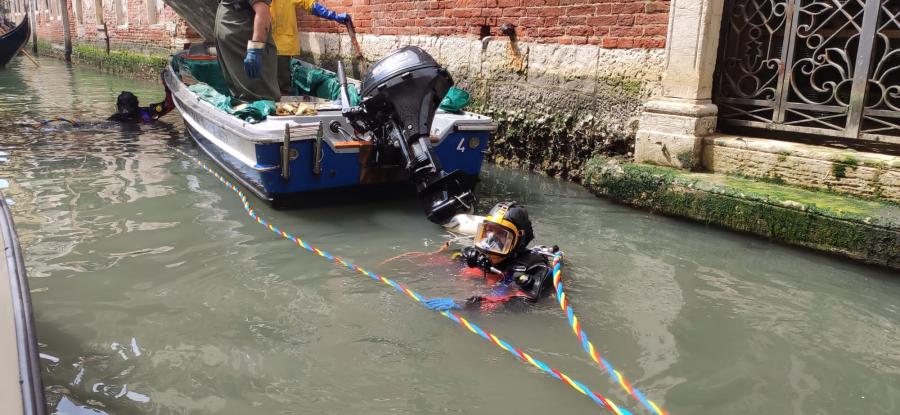 Gondolieri sub: 800 chilogrammi di rifiuti recuperati nei canali di Venezia