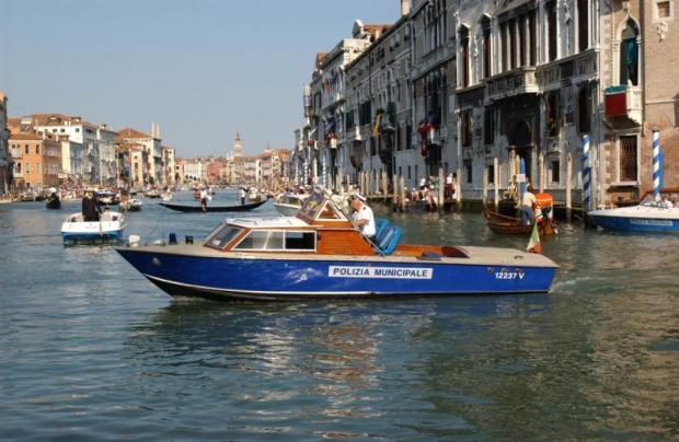 Borseggiatrici sfilano il portafoglio a un turista: arrestate a Venezia