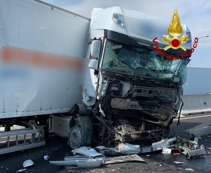 Tamponamento tra camion in A4: autista rimane incastrato - Televenezia